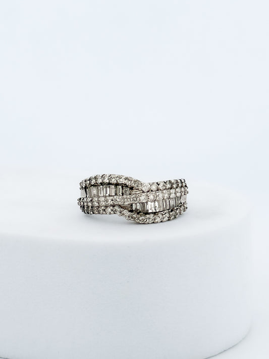 Media alianza de oro blanco de 18kt con carril de 12 diamantes talla baguette.
Talla original: 13 grosor anillo 5,26mm. Joyas de segunda mano restauradas  al mejor precio, envío gratuito. Anillos de compromiso baratos