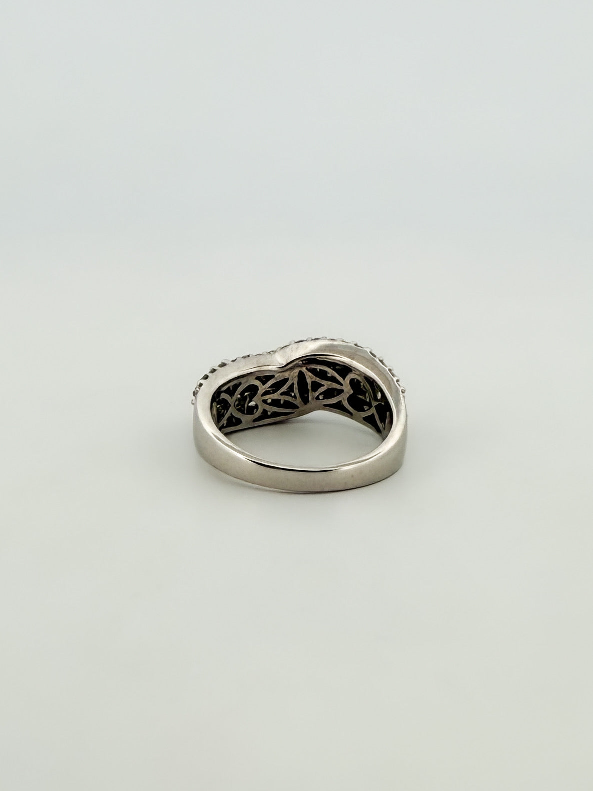 Media alianza de oro blanco de 18kt con carril de 12 diamantes talla baguette.
Talla original: 13 grosor anillo 5,26mm. Joyas de segunda mano restauradas  al mejor precio, envío gratuito. Anillos de compromiso baratos