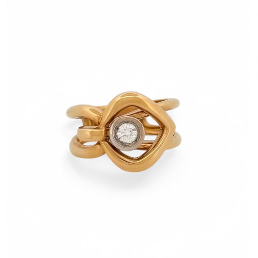 Original anillo realizado en oro amarillo de 18kt con engaste de chatón en oro blanco de 1 diamante talla brillante. Anillos de segunda mano baratos, joyas de oro antiguas, donde comprar y vender oro Barcelona.