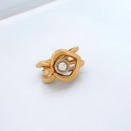 Original anillo realizado en oro amarillo de 18kt con engaste de chatón en oro blanco de 1 diamante talla brillante. Anillos de segunda mano baratos, joyas de oro antiguas, donde comprar y vender oro Barcelona.