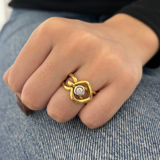 Original anillo realizado en oro amarillo de 18kt con engaste de chatón en oro blanco de 1 diamante talla brillante. Anillos de segunda mano baratos, joyas de oro antiguas, donde comprar y vender oro Barcelona.
