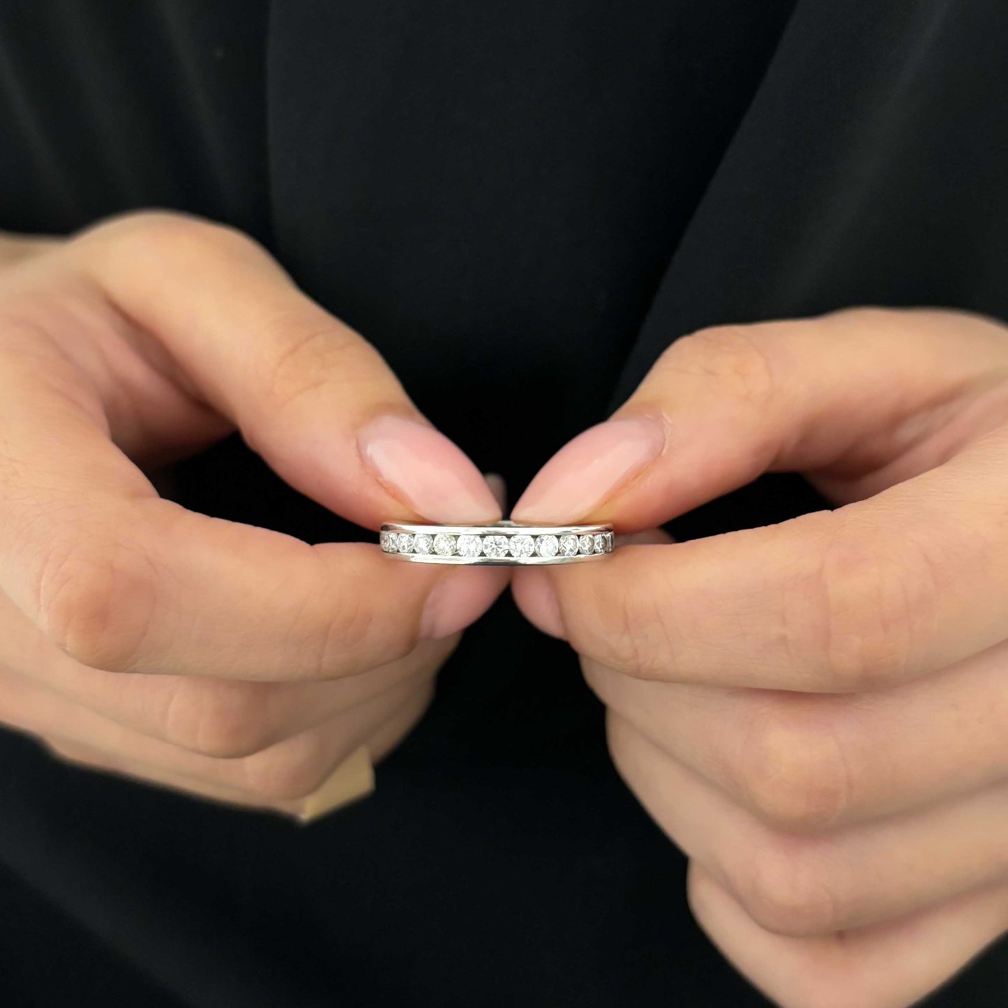 Alianza completa de oro blanco de 18kt con carril de diamantes talla brillante de 0,04ct cada uno. El anillo es de talla 20 y el grosor es de 3,66mm.
Joyería compro oro, dónde comprar  y vender joyas al mejor precio en Barcelona. Joyas al mejor precio, envío gratuito. Anillos de compromiso baratos.