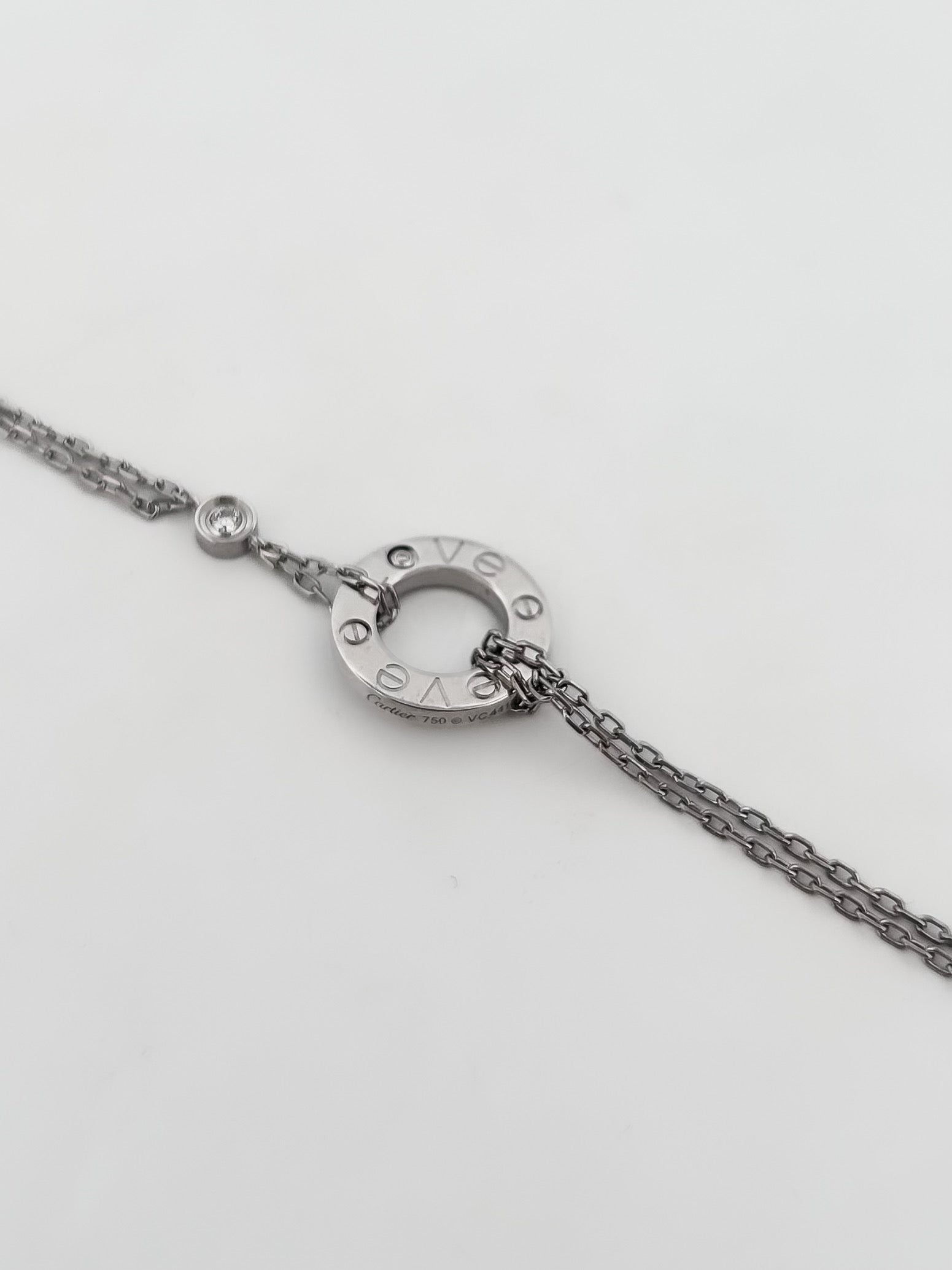 Pulsera de la prestigiosa firma Cartier realizada en oro blanco de 18kt. De la colección Cartier LOVE. Joyas Cartier al mejor precio certificada