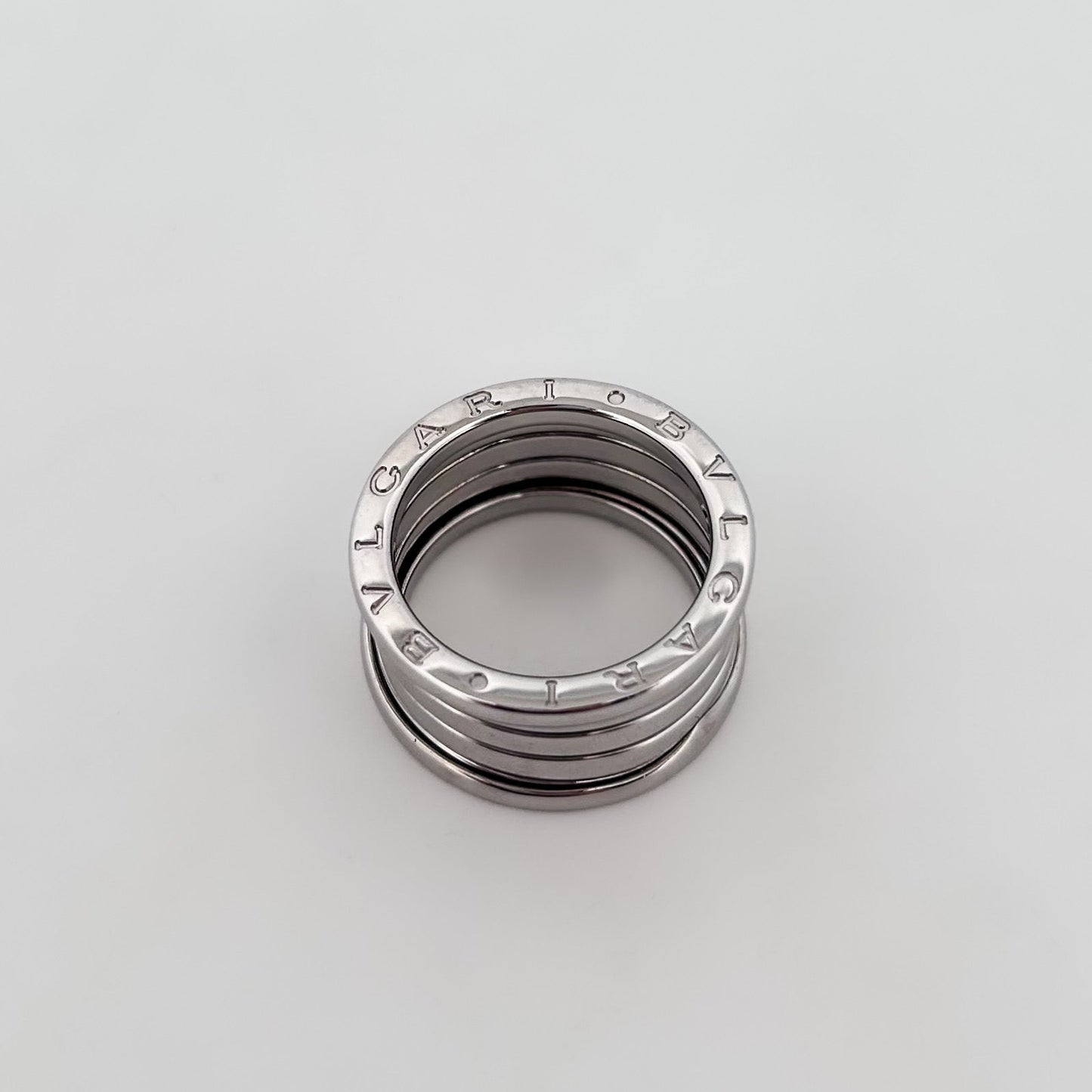 Comprar anillo de la colección B.zero1 de la firma BVLGARI en oro blanco de 18kt con una sola banda. Joyas Bvlgari baratas. Joyería Ian'Or. Envío Gratis.