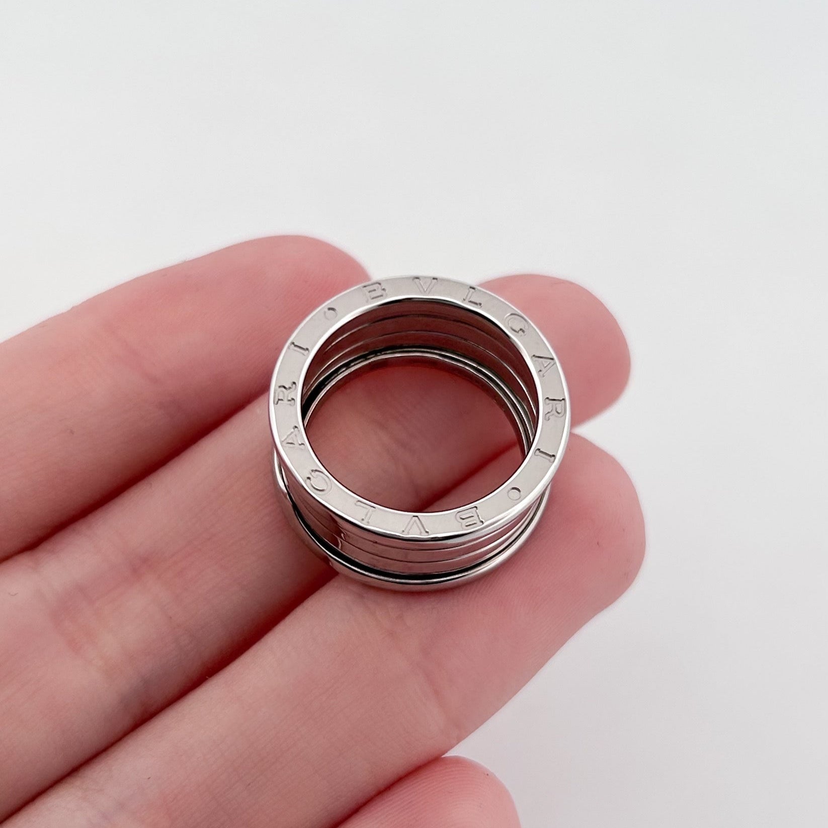 Comprar anillo de la colección B.zero1 de la firma BVLGARI en oro blanco de 18kt con una sola banda. Joyas Bvlgari baratas. Joyería Ian'Or. Envío Gratis.