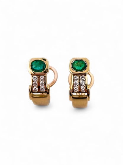 Comprar pendientes realizados en oro amarillo de 18kt, diamantes talla brillante y esmeraldas. Estos pendientes disponen de cierre tipo Omega. Envío GRATIS.

