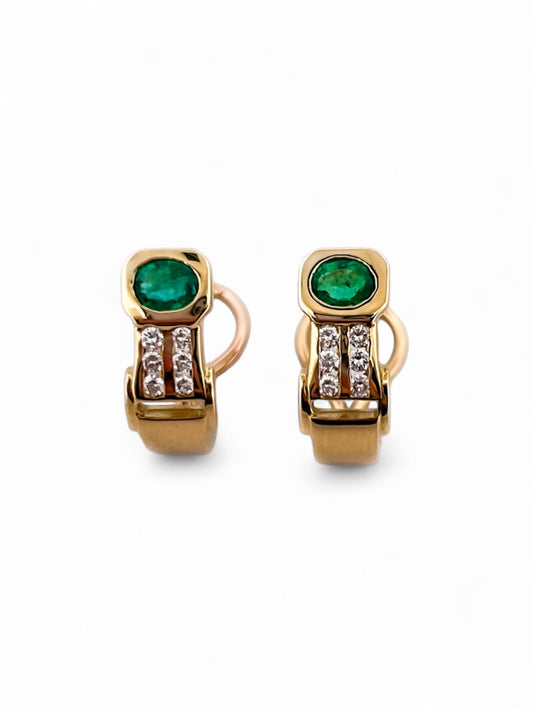 Comprar pendientes realizados en oro amarillo de 18kt, diamantes talla brillante y esmeraldas. Estos pendientes disponen de cierre tipo Omega. Envío GRATIS.

