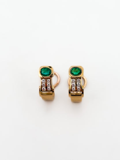 Comprar pendientes realizados en oro amarillo de 18kt, diamantes talla brillante y esmeraldas. Estos pendientes disponen de cierre tipo Omega. Envío GRATIS.

