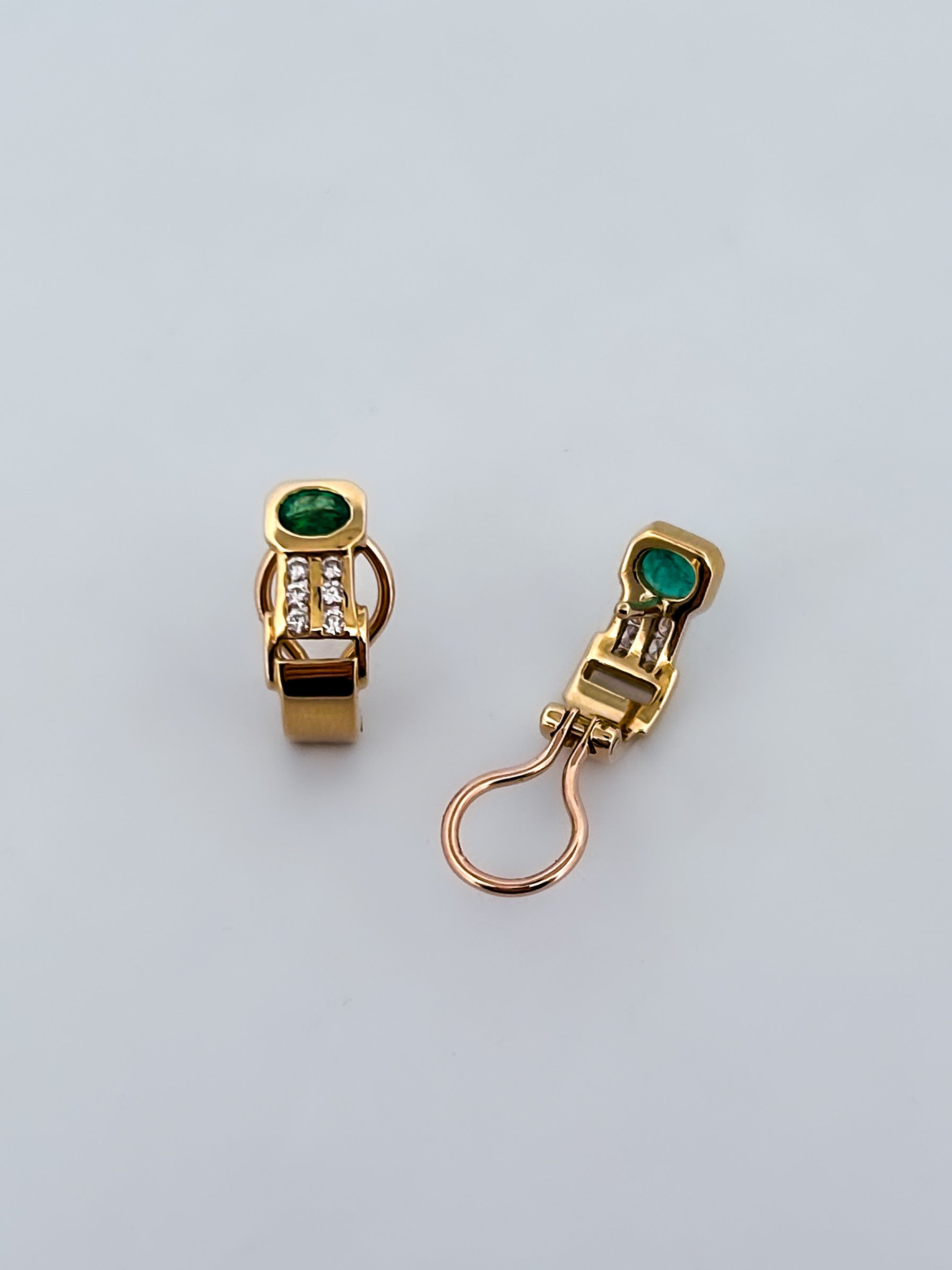 Comprar pendientes realizados en oro amarillo de 18kt, diamantes talla brillante y esmeraldas. Estos pendientes disponen de cierre tipo Omega. Envío GRATIS.

