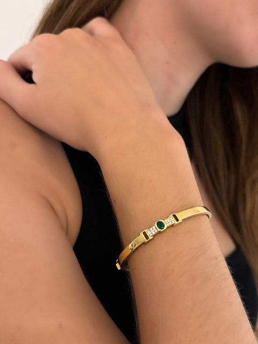 Comprar pulsera tipo esclava de Oro amarillo de 18kt con esmeralda y diamantes. Esta preciosa pulsera rígida dispone de un delicado cierre tipo cajón. Ian'Or.

