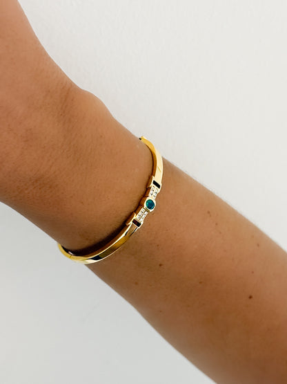 Comprar pulsera tipo esclava de Oro amarillo de 18kt con esmeralda y diamantes. Esta preciosa pulsera rígida dispone de un delicado cierre tipo cajón. Ian'Or.

