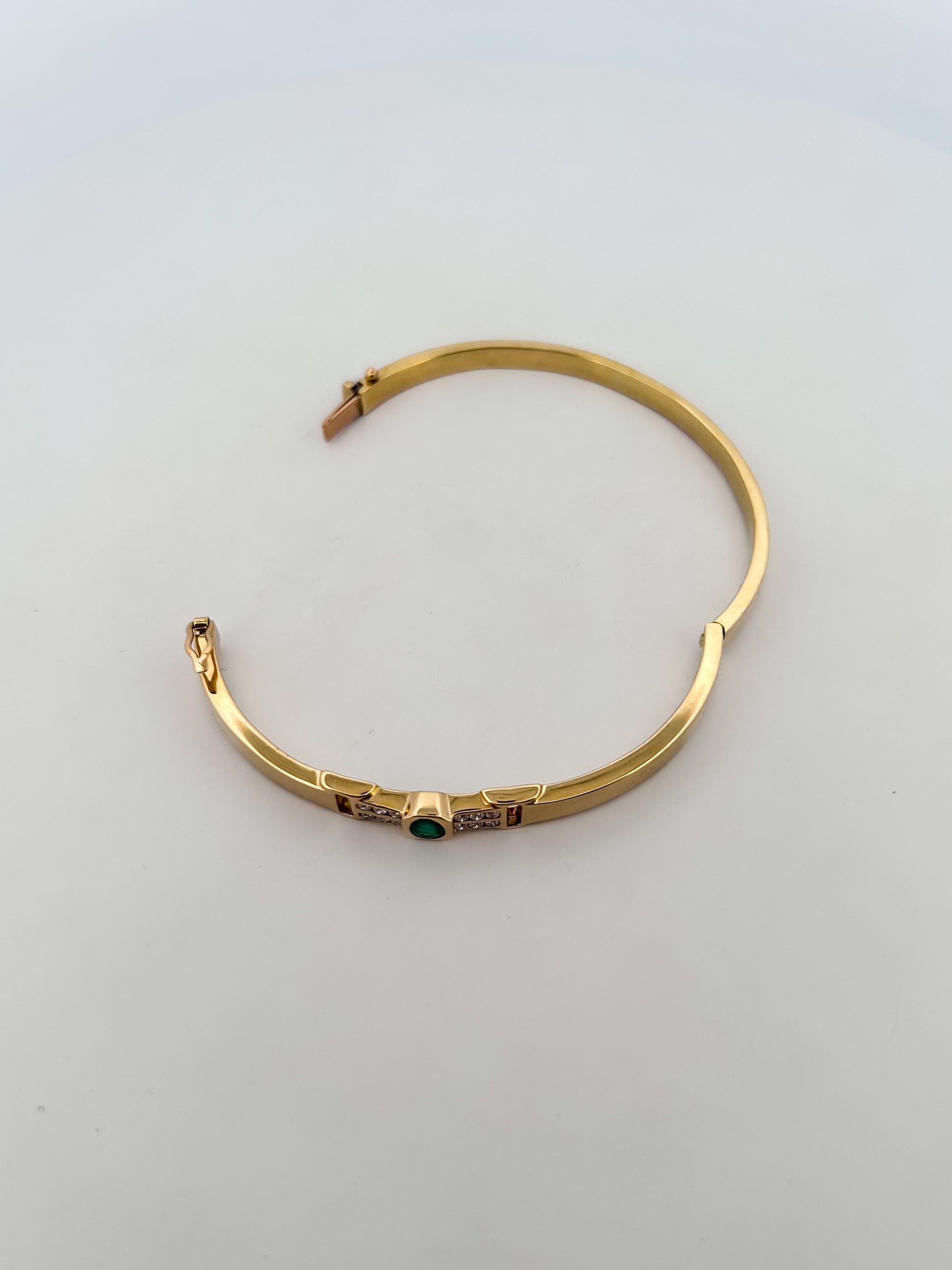 Comprar pulsera tipo esclava de Oro amarillo de 18kt con esmeralda y diamantes. Esta preciosa pulsera rígida dispone de un delicado cierre tipo cajón. Ian'Or.

