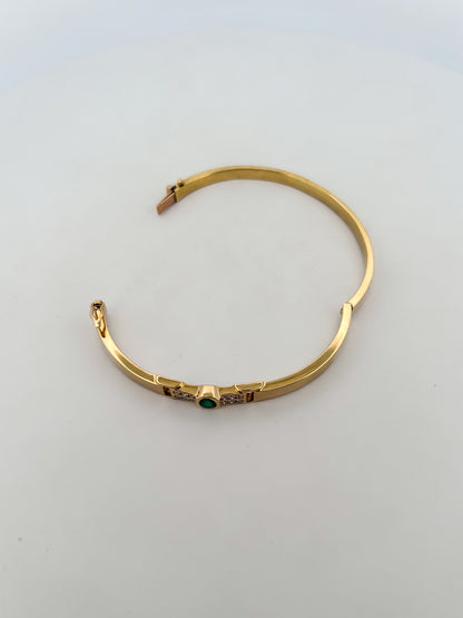 Comprar pulsera tipo esclava de Oro amarillo de 18kt con esmeralda y diamantes. Esta preciosa pulsera rígida dispone de un delicado cierre tipo cajón. Ian'Or.

