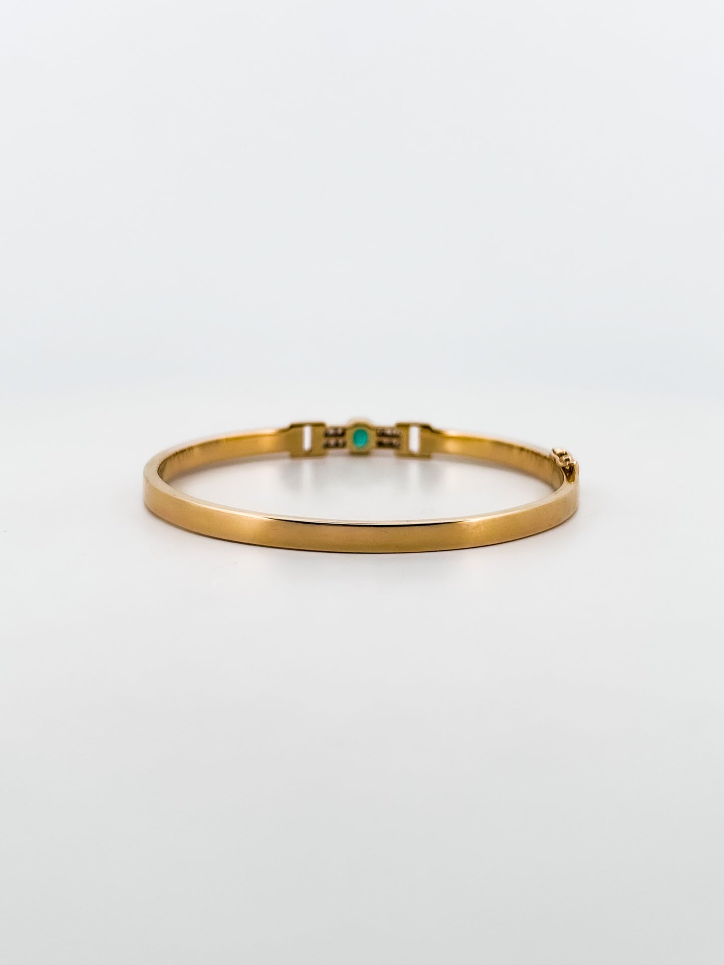 Comprar pulsera tipo esclava de Oro amarillo de 18kt con esmeralda y diamantes. Esta preciosa pulsera rígida dispone de un delicado cierre tipo cajón. Ian'Or.

