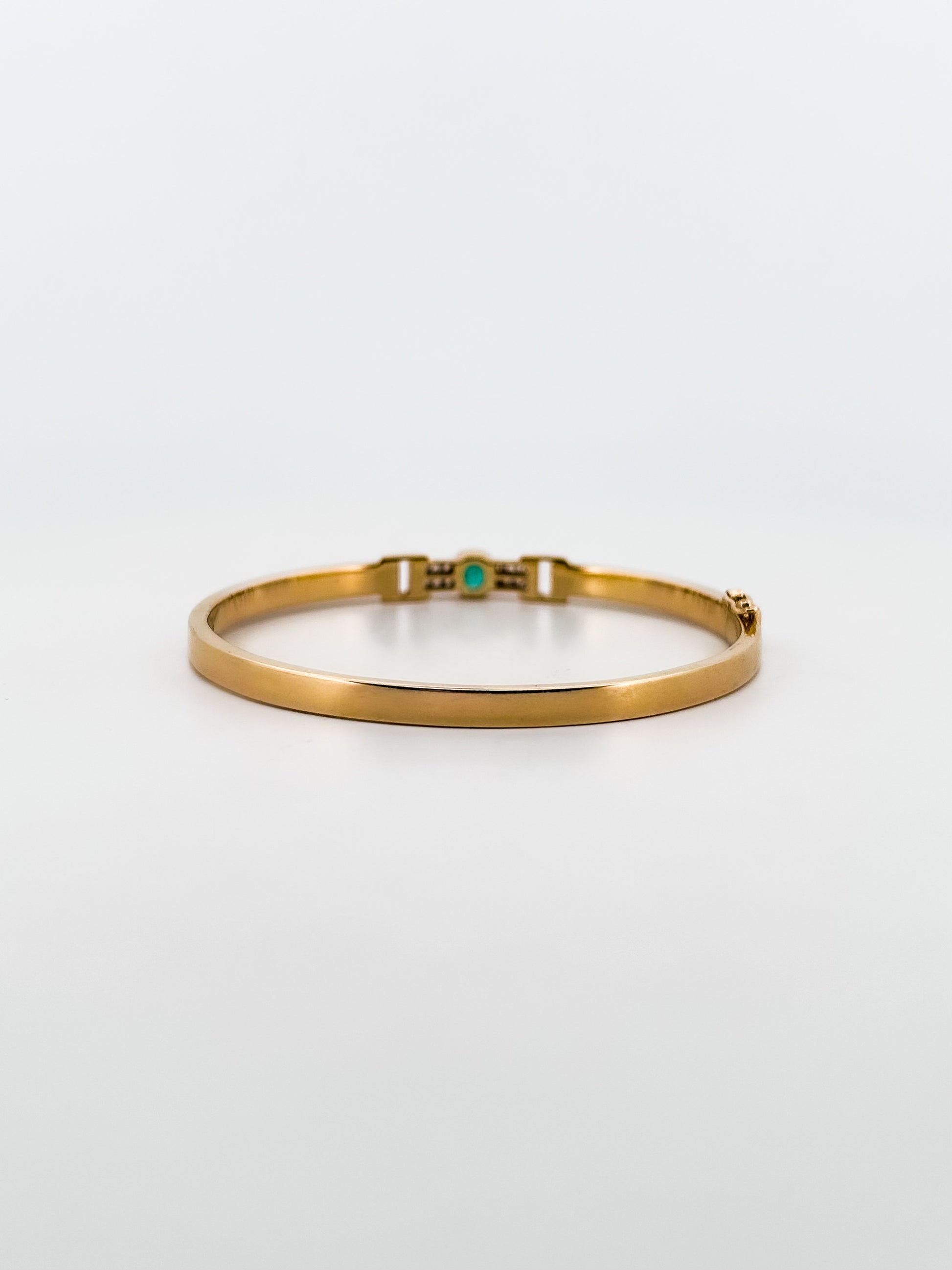Comprar pulsera tipo esclava de Oro amarillo de 18kt con esmeralda y diamantes. Esta preciosa pulsera rígida dispone de un delicado cierre tipo cajón. Ian'Or.

