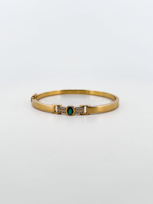 Comprar pulsera tipo esclava de Oro amarillo de 18kt con esmeralda y diamantes. Esta preciosa pulsera rígida dispone de un delicado cierre tipo cajón. Ian'Or.

