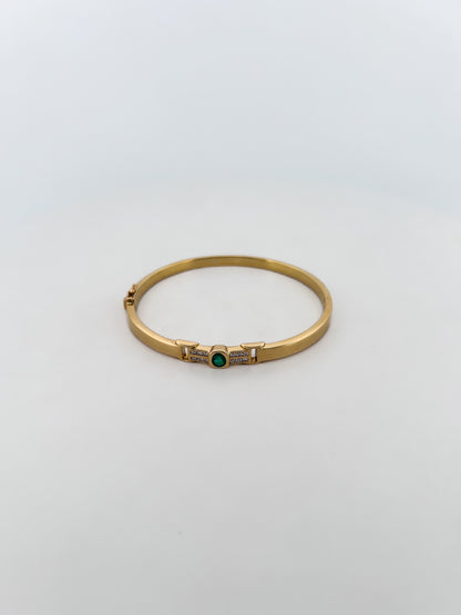 Comprar pulsera tipo esclava de Oro amarillo de 18kt con esmeralda y diamantes. Esta preciosa pulsera rígida dispone de un delicado cierre tipo cajón. Ian'Or.


