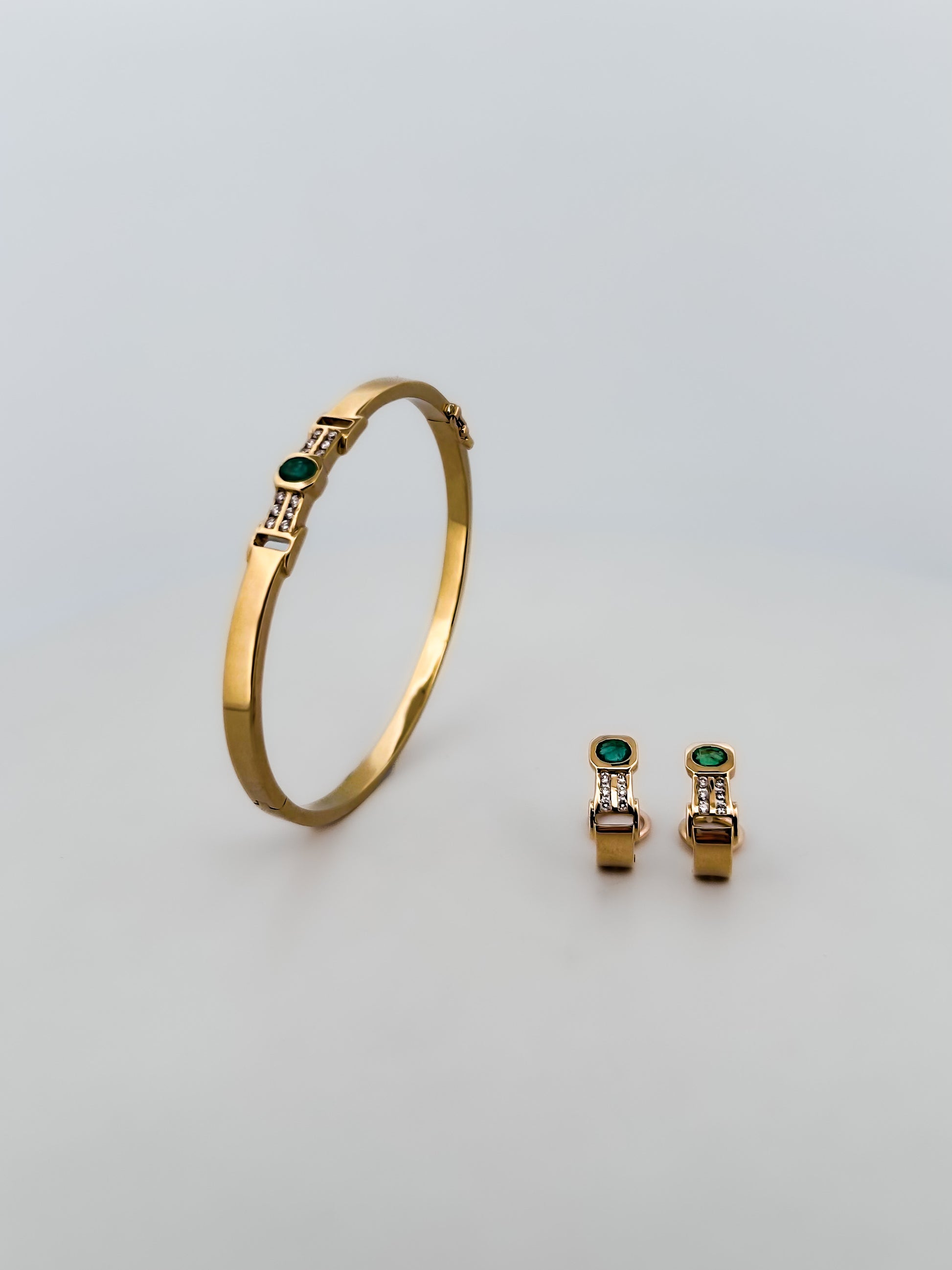 Comprar pulsera tipo esclava de Oro amarillo de 18kt con esmeralda y diamantes. Esta preciosa pulsera rígida dispone de un delicado cierre tipo cajón. Ian'Or.

