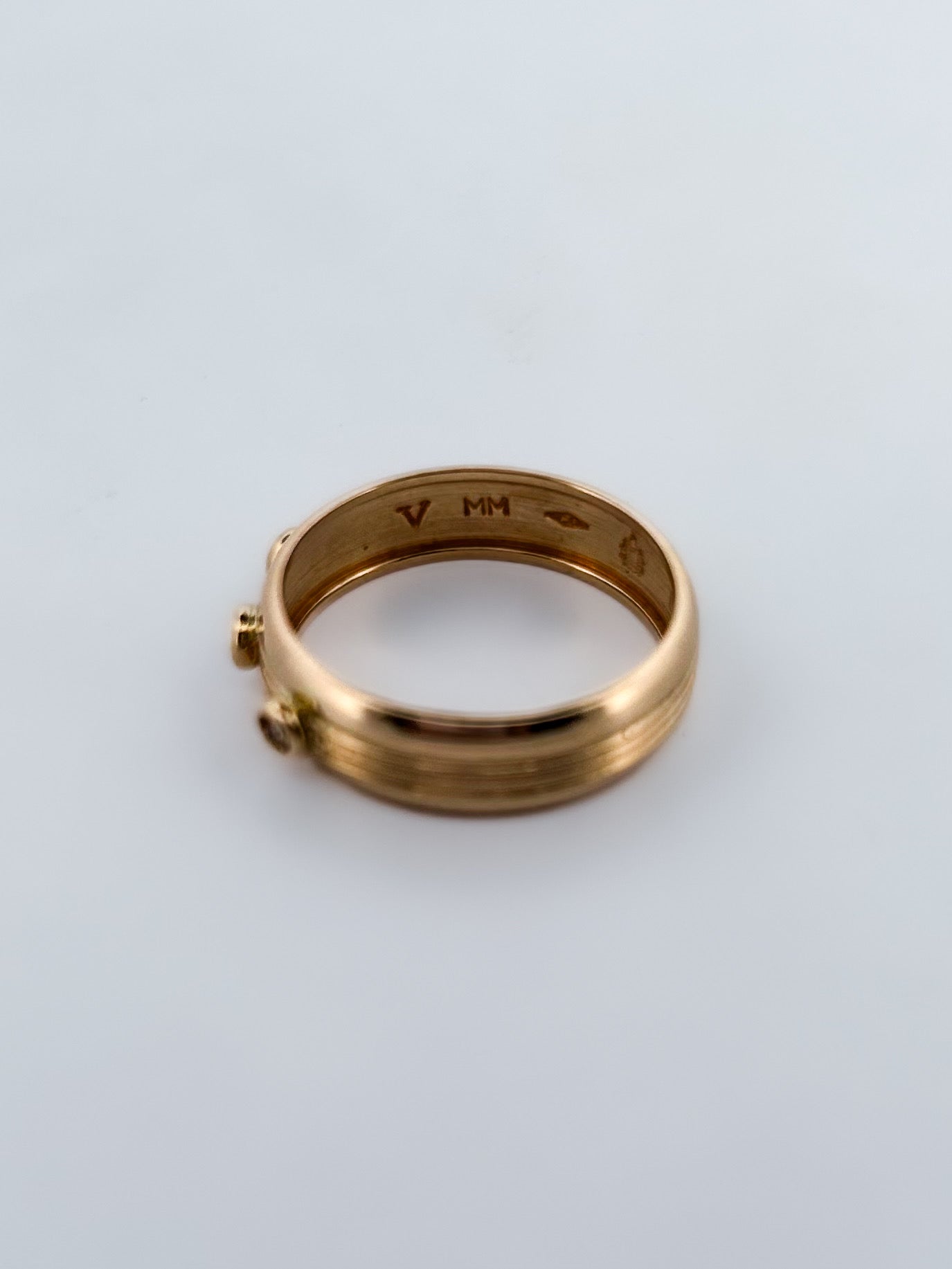 Comprar anillo de la fidelidad realizado en Oro amarillo de 18kt con 3 diamantes talla brillante. Anillo fidelidad oro y diamantes con certificado.

