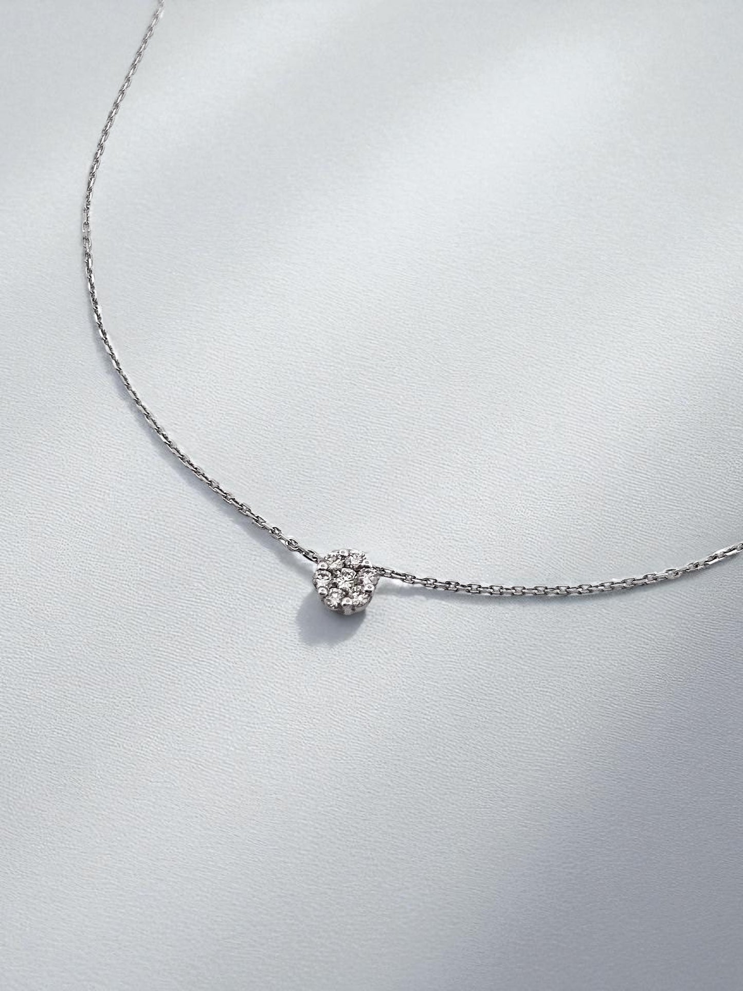 Comprar collar en oro blanco de 18kt compuesto por cadena forzada y colgante con 7 diamantes talla brillante. Cierre reasa. Joyería Compro Oro Barcelona. Ian'Or

