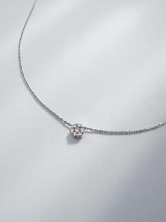 Comprar collar en oro blanco de 18kt compuesto por cadena forzada y colgante con 7 diamantes talla brillante. Cierre reasa. Joyería Compro Oro Barcelona. Ian'Or

