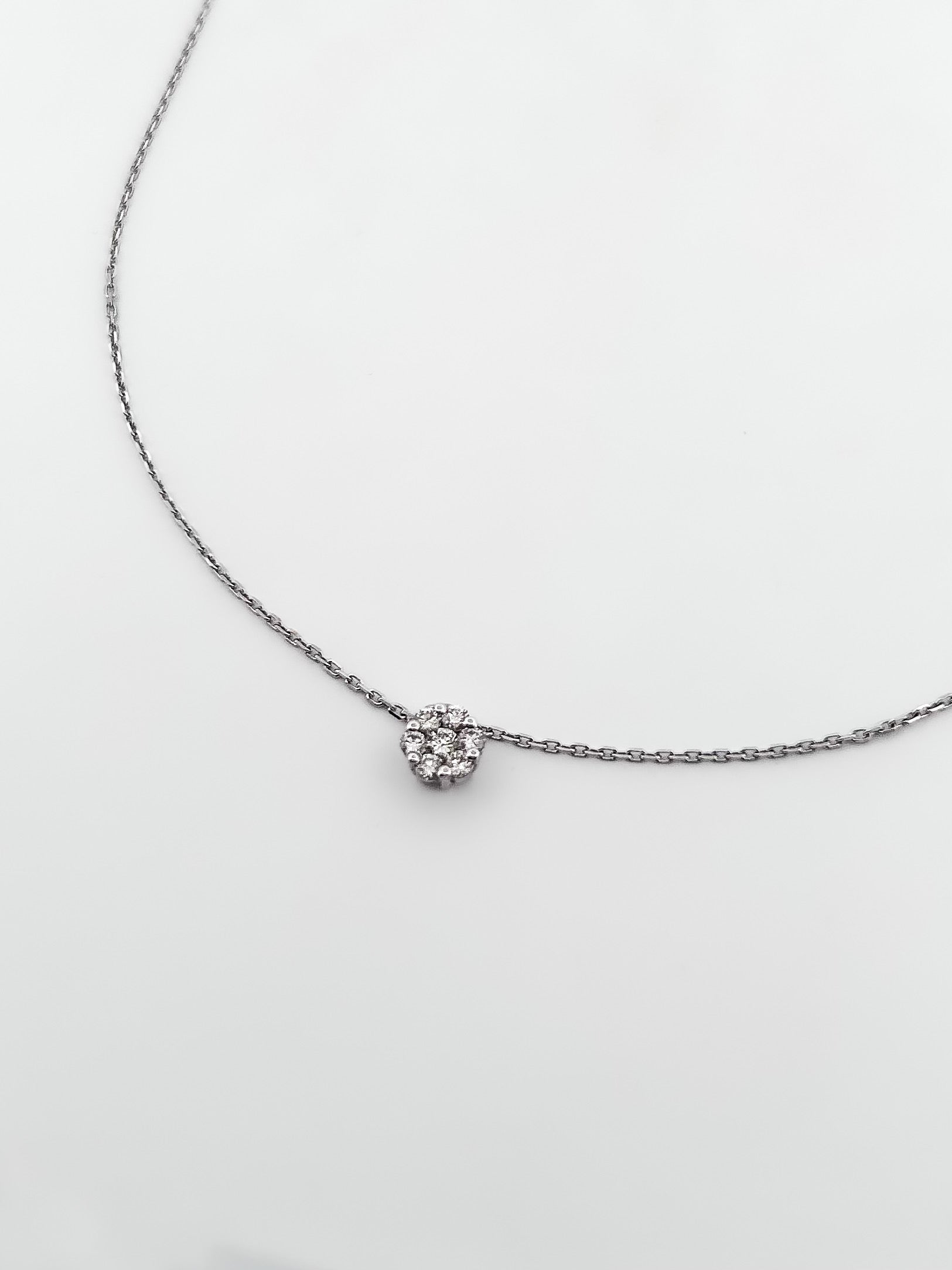 Comprar collar en oro blanco de 18kt compuesto por cadena forzada y colgante con 7 diamantes talla brillante. Cierre reasa. Joyería Compro Oro Barcelona. Ian'Or

