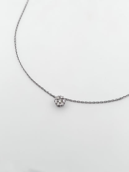 Comprar collar en oro blanco de 18kt compuesto por cadena forzada y colgante con 7 diamantes talla brillante. Cierre reasa. Joyería Compro Oro Barcelona. Ian'Or

