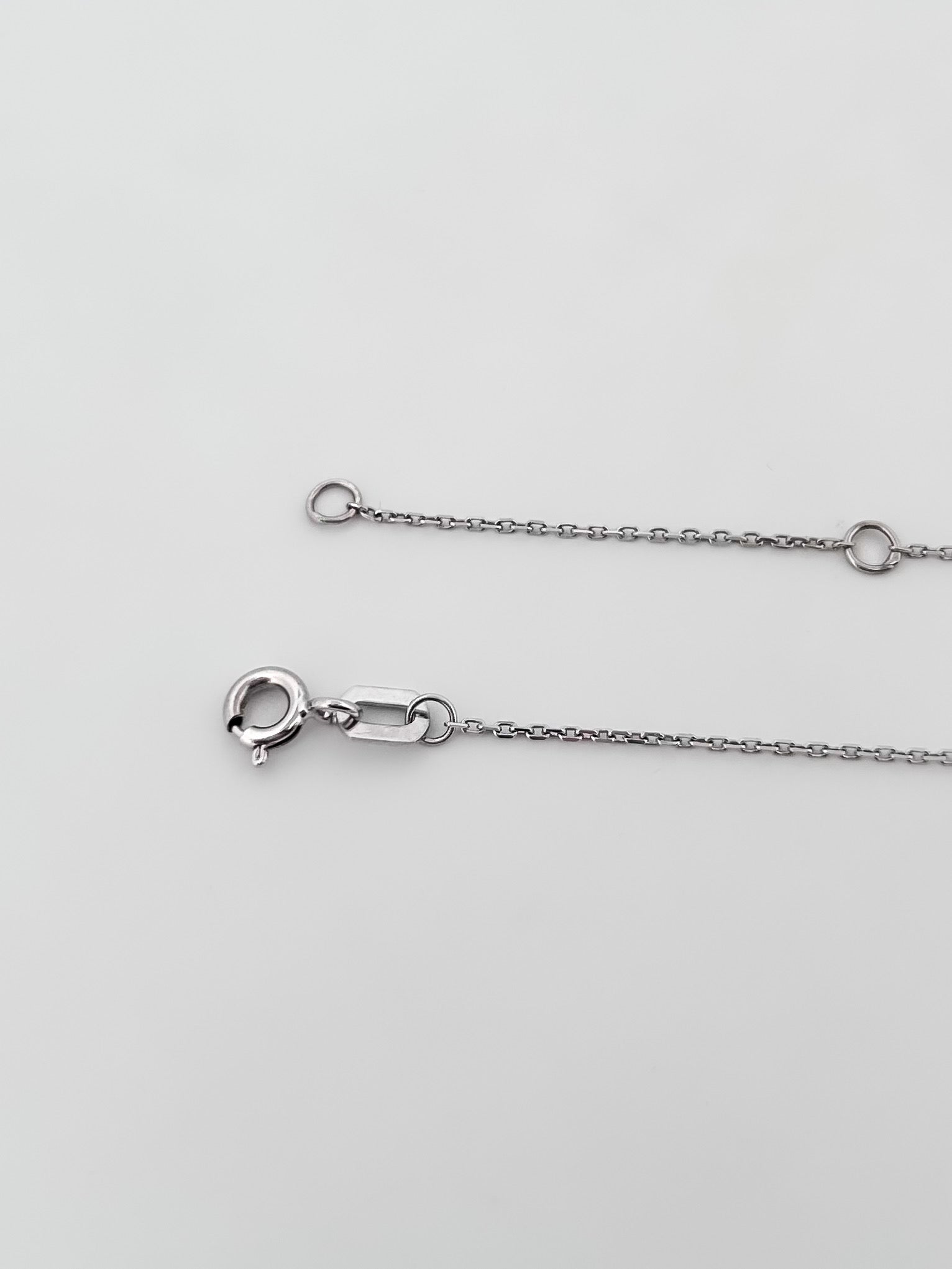 Comprar collar en oro blanco de 18kt compuesto por cadena forzada y colgante con 7 diamantes talla brillante. Cierre reasa. Joyería Compro Oro Barcelona. Ian'Or

