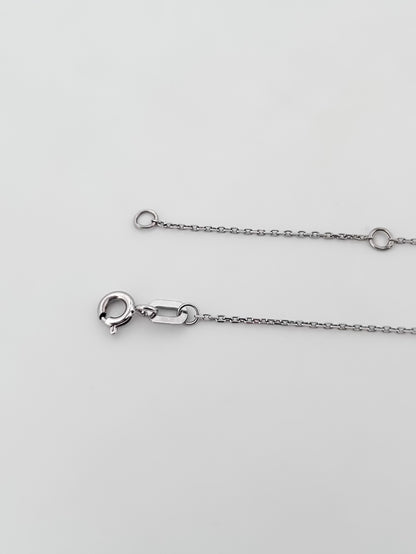 Comprar collar en oro blanco de 18kt compuesto por cadena forzada y colgante con 7 diamantes talla brillante. Cierre reasa. Joyería Compro Oro Barcelona. Ian'Or

