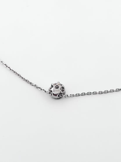 Comprar collar en oro blanco de 18kt compuesto por cadena forzada y colgante con 7 diamantes talla brillante. Cierre reasa. Joyería Compro Oro Barcelona. Ian'Or

