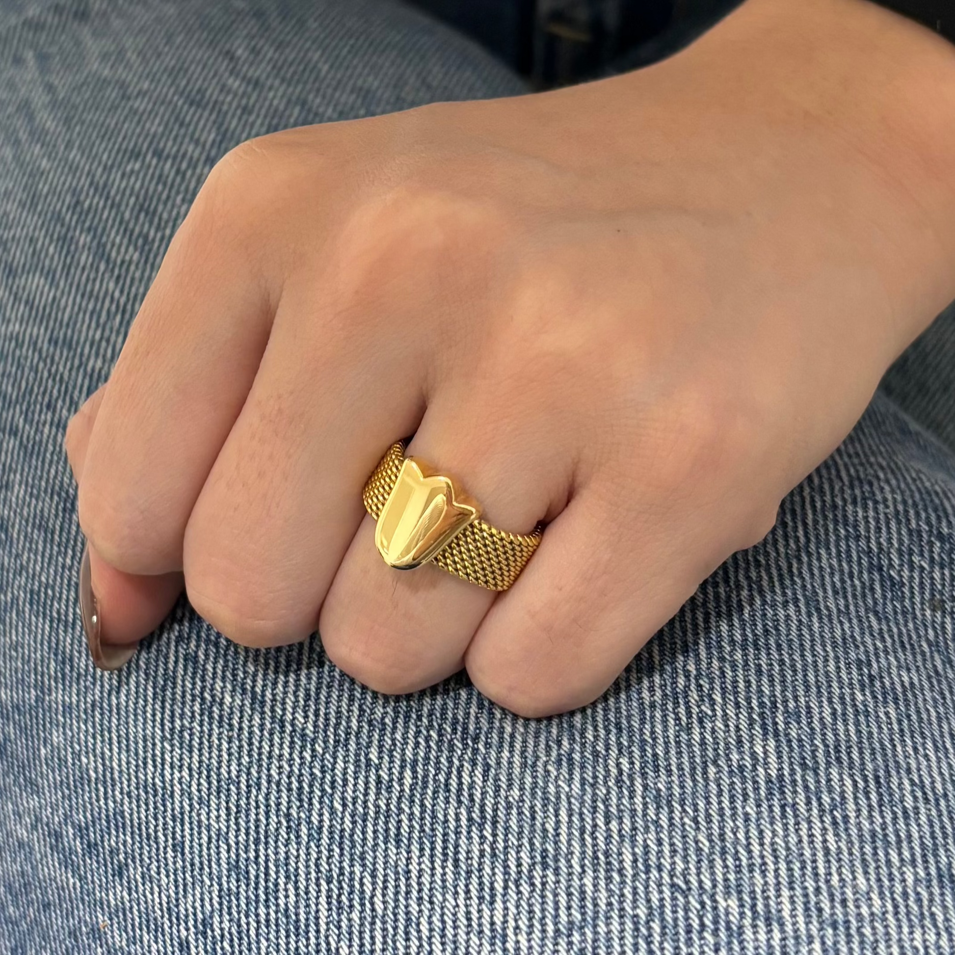 Anillo original de Tous realizado con el característico tejido de malla en oro amarillo de 18kt con el característico tulipán de la firma. Joyas de Tous al mejor precio. 