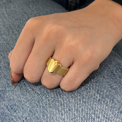 Anillo original de Tous realizado con el característico tejido de malla en oro amarillo de 18kt con el característico tulipán de la firma. Joyas de Tous al mejor precio.