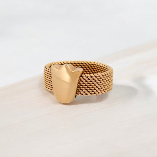 Anillo original de Tous realizado con el característico tejido de malla en oro amarillo de 18kt con el característico tulipán de la firma. Joyas de Tous al mejor precio. 