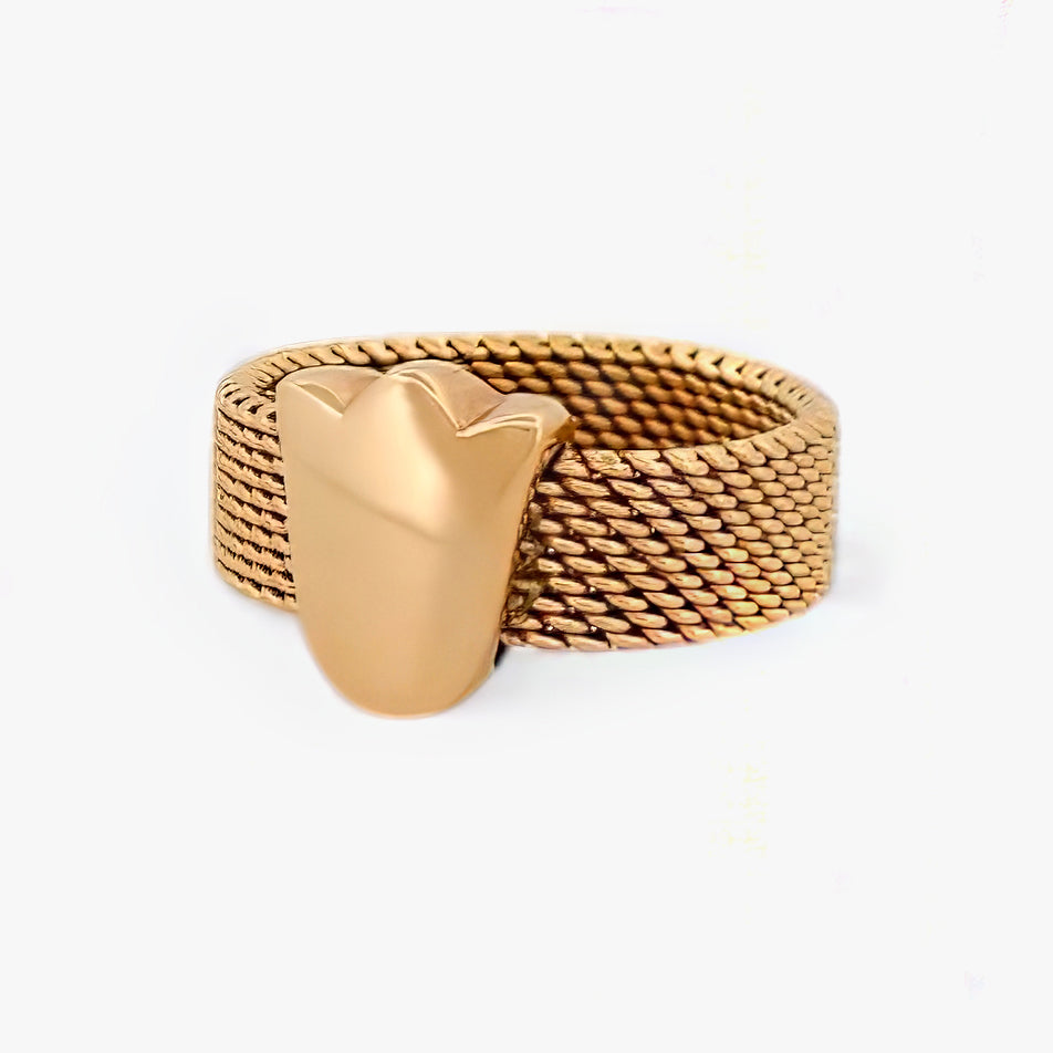 Anillo original de Tous realizado con el característico tejido de malla en oro amarillo de 18kt con el característico tulipán de la firma. Joyas de Tous al mejor precio.