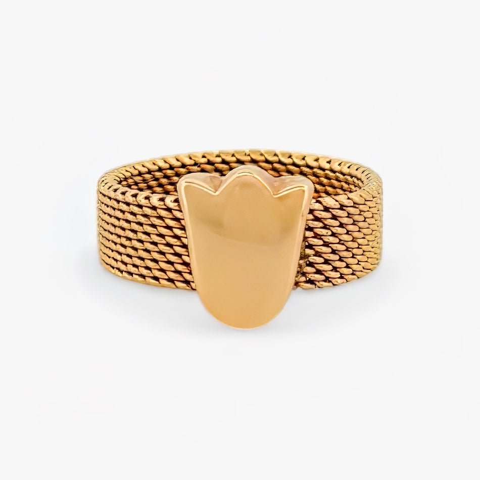 Anillo original de Tous realizado con el característico tejido de malla en oro amarillo de 18kt con el característico tulipán de la firma. Joyas de Tous al mejor precio.