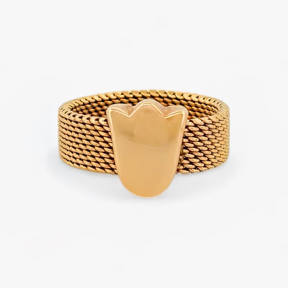 Anillo original de Tous realizado con el característico tejido de malla en oro amarillo de 18kt con el característico tulipán de la firma. Joyas de Tous al mejor precio.