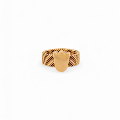Anillo original de Tous realizado con el característico tejido de malla en oro amarillo de 18kt con el característico tulipán de la firma. Joyas de Tous al mejor precio.