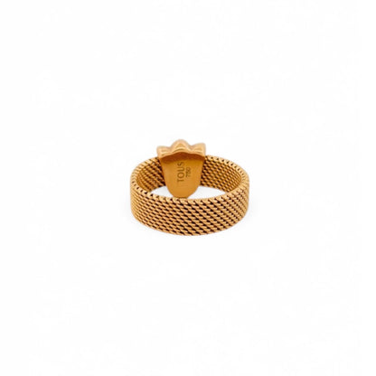 Anillo original de Tous realizado con el característico tejido de malla en oro amarillo de 18kt con el característico tulipán de la firma. Joyas de Tous al mejor precio.