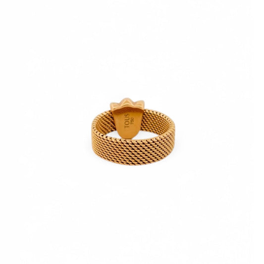 Anillo original de Tous realizado con el característico tejido de malla en oro amarillo de 18kt con el característico tulipán de la firma. Joyas de Tous al mejor precio.