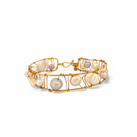 Pulsera original de Tous con perlas de distintos tonos en Oro amarillo de 18kt. La pulsera mide 6,4cm de diámetro y las perlas 12,30mm. Esta pieza ha sido restaurada en nuestro taller de Barcelona. Compro Oro al mejor precio, joyería segunda mano Barcelona, diseño y transformación de joyas.