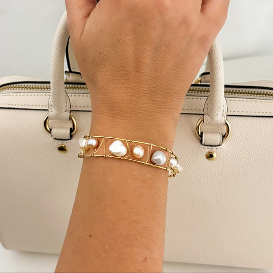 Pulsera original de Tous con perlas de distintos tonos en Oro amarillo de 18kt. La pulsera mide 6,4cm de diámetro y las perlas 12,30mm. Esta pieza ha sido restaurada en nuestro taller de Barcelona. Compro Oro al mejor precio, joyería segunda mano Barcelona, diseño y transformación de joyas.