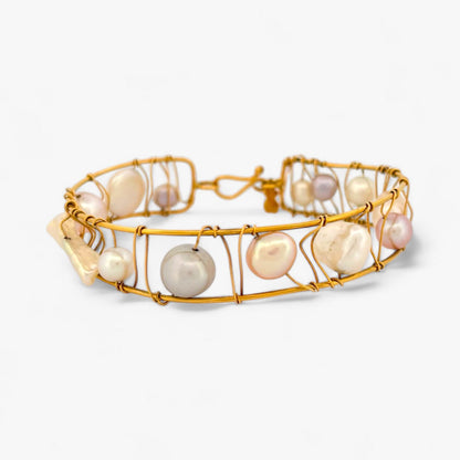 Pulsera original de Tous con perlas de distintos tonos en Oro amarillo de 18kt. La pulsera mide 6,4cm de diámetro y las perlas 12,30mm. Esta pieza ha sido restaurada en nuestro taller de Barcelona. Compro Oro al mejor precio, joyería segunda mano Barcelona, diseño y transformación de joyas.