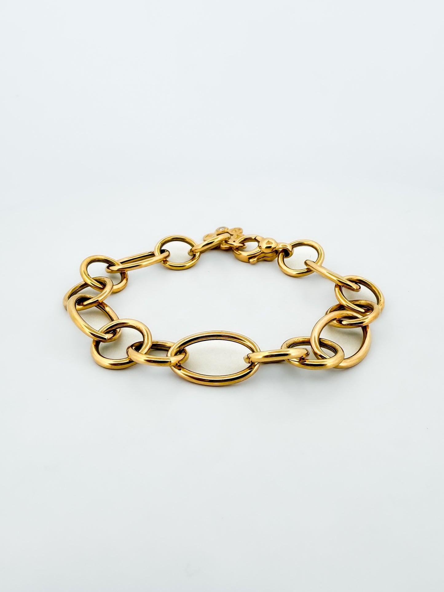 Pulsera original de la firma RABAT realizada de oro amarillo de 18kt y eslabones con forma circular de diferentes medidas intercaladas y flor con detalle de bri…

