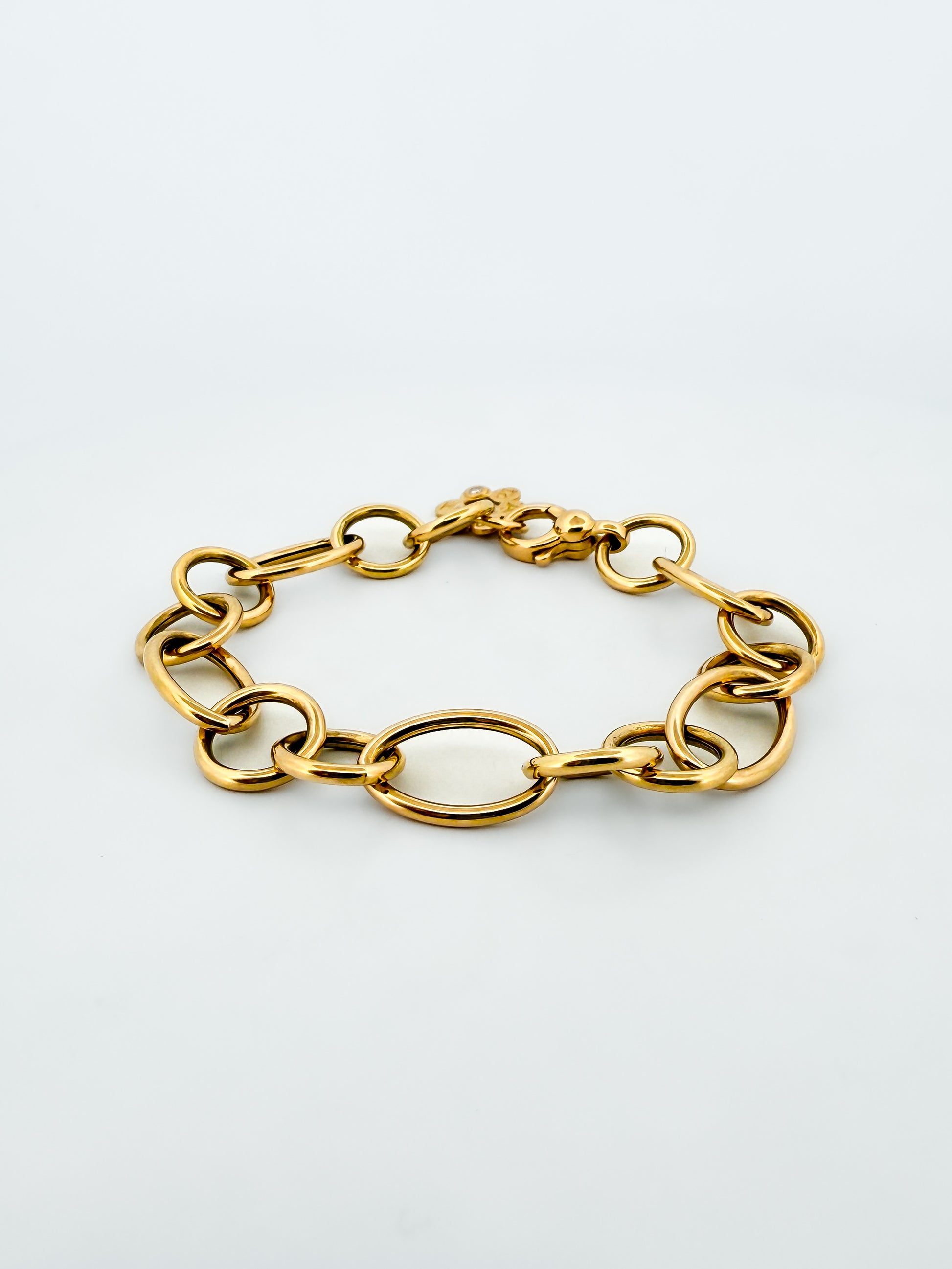 Pulsera original de la firma RABAT realizada de oro amarillo de 18kt y eslabones con forma circular de diferentes medidas intercaladas y flor con detalle de bri…

