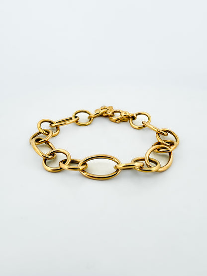 Pulsera original de la firma RABAT realizada de oro amarillo de 18kt y eslabones con forma circular de diferentes medidas intercaladas y flor con detalle de bri…


