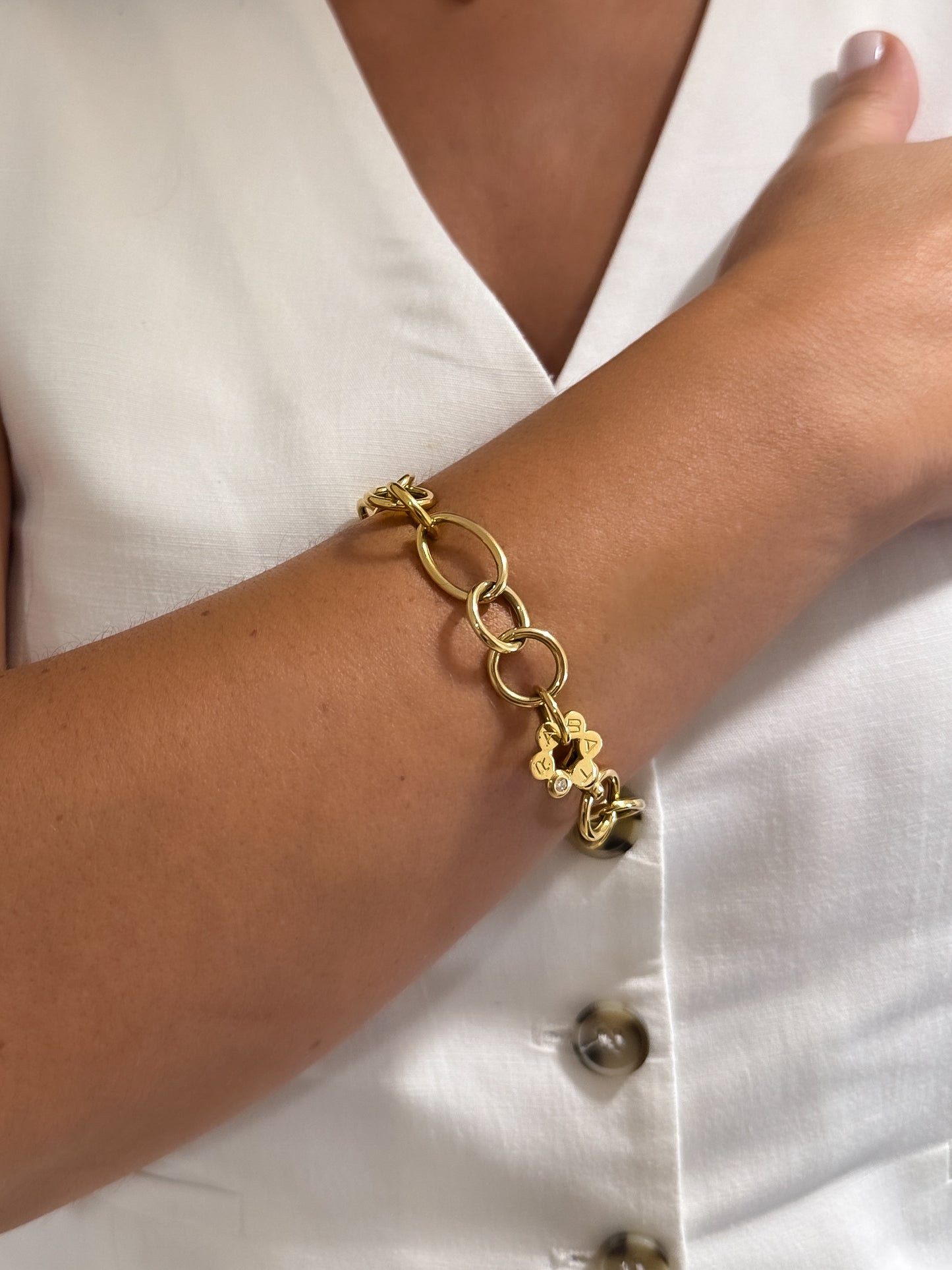 Pulsera original de la firma RABAT realizada de oro amarillo de 18kt y eslabones con forma circular de diferentes medidas intercaladas y flor con detalle de bri…

