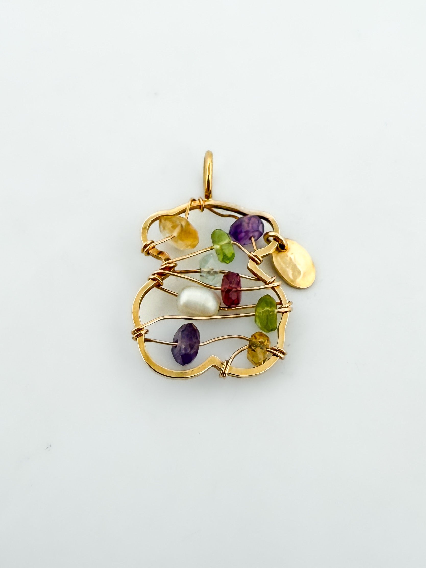 Comprar colgante TOUS de oro amarillo de 18kt con forma de osito y piedras de colores. Joyas Tous segunda mano. Restauramos joyas para darles una nueva vida.

