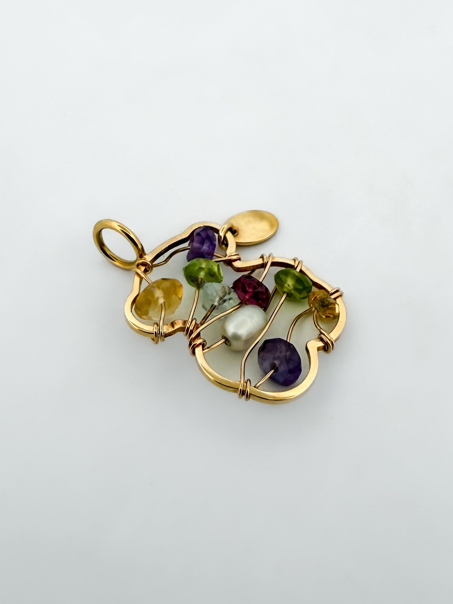 Comprar colgante TOUS de oro amarillo de 18kt con forma de osito y piedras de colores. Joyas Tous segunda mano. Restauramos joyas para darles una nueva vida.

