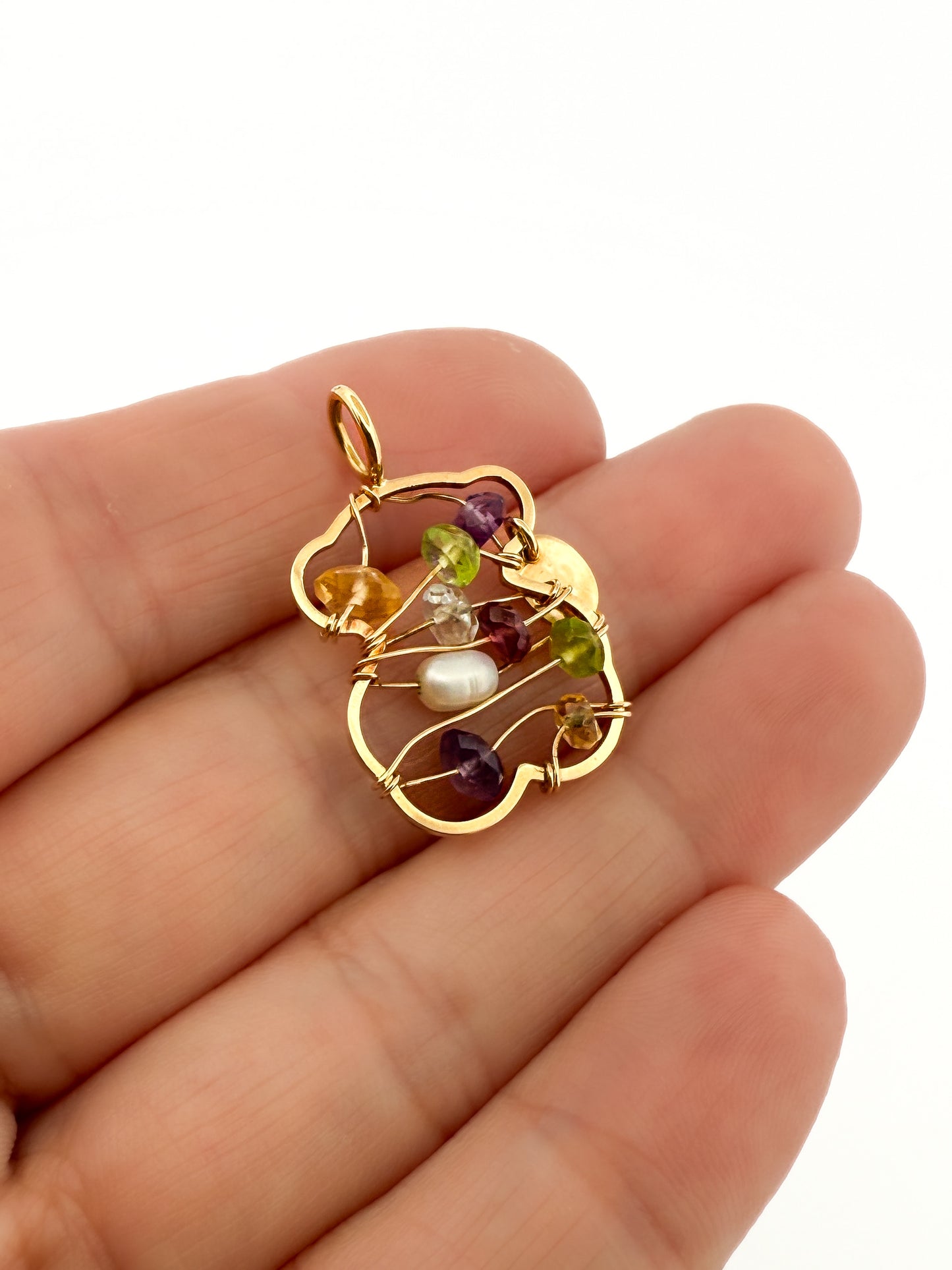 Comprar colgante TOUS de oro amarillo de 18kt con forma de osito y piedras de colores. Joyas Tous segunda mano. Restauramos joyas para darles una nueva vida.

