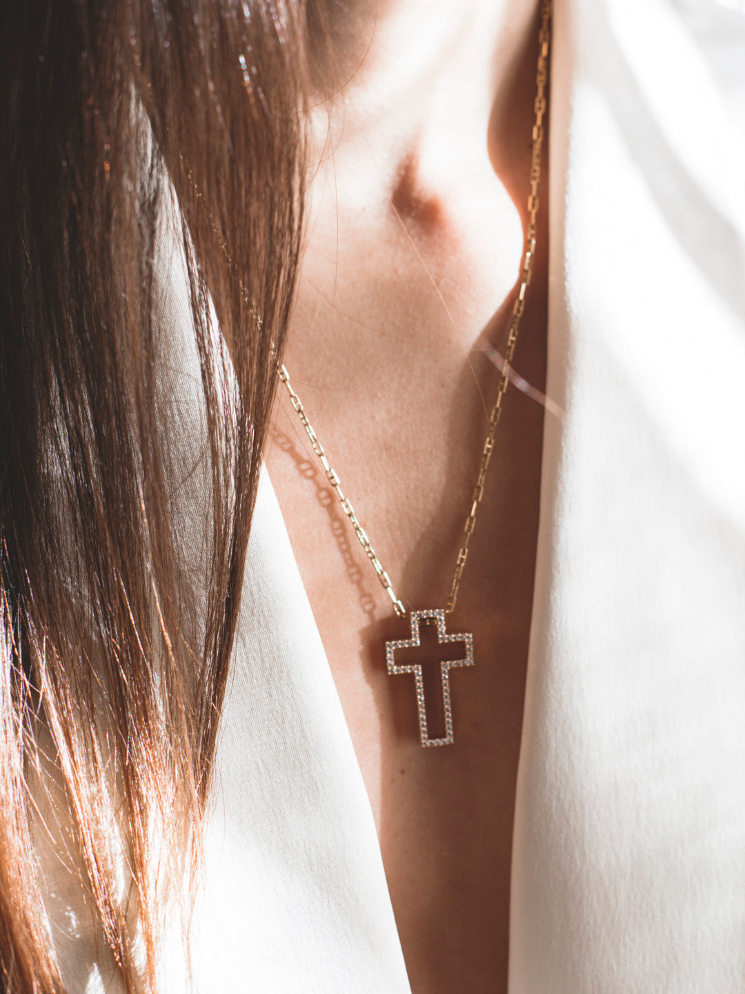 Comprar colgante en forma de cruz realizada en oro rosa de 18kt con brillantes. Cruces de oro y diamantes baratas. Joyería compro oro Ian'Or. Envío GRATIS.